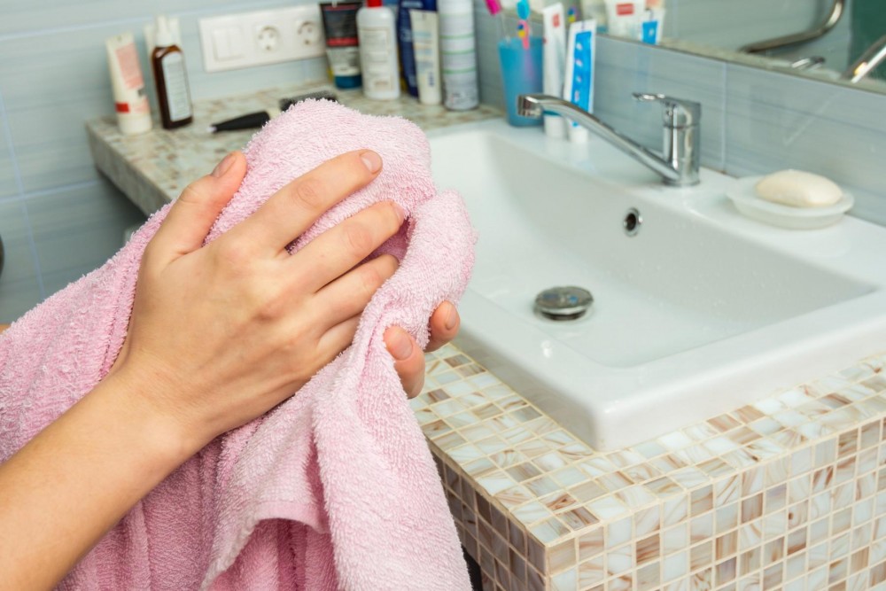 Cât de des trebuie spălate prosoapele de baie, ca să nu devină rapid un teren pentru bacterii și microbi